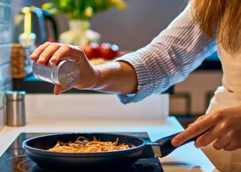 4 Spices And Herbs Dietitians Say You Should Put On Literally Everything To Boost Weight Loss