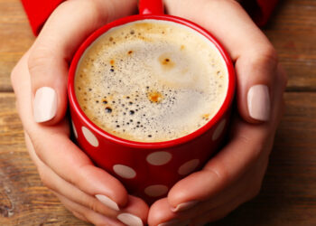 The 3-Ingredient Spiced Coffee Recipe Nutritionists Swear By For Weight Loss