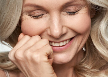 4 Age-Defying Ways Doctors Swear By To Improve Your Skin’s Cellular Health Over 40